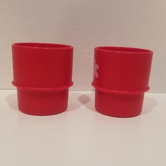 Tupperware Red Snowflake Plates and Mugs (4 pieces total), GUC - EUC - Picture 6 of 14